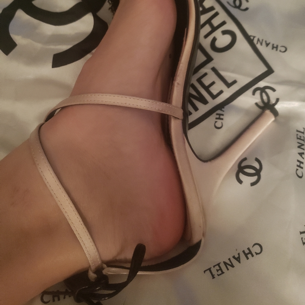 Pink Satin heels with black trim - Picture 3 of 7
